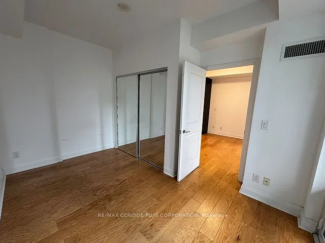 1080 Bay St #409 — Photo 7