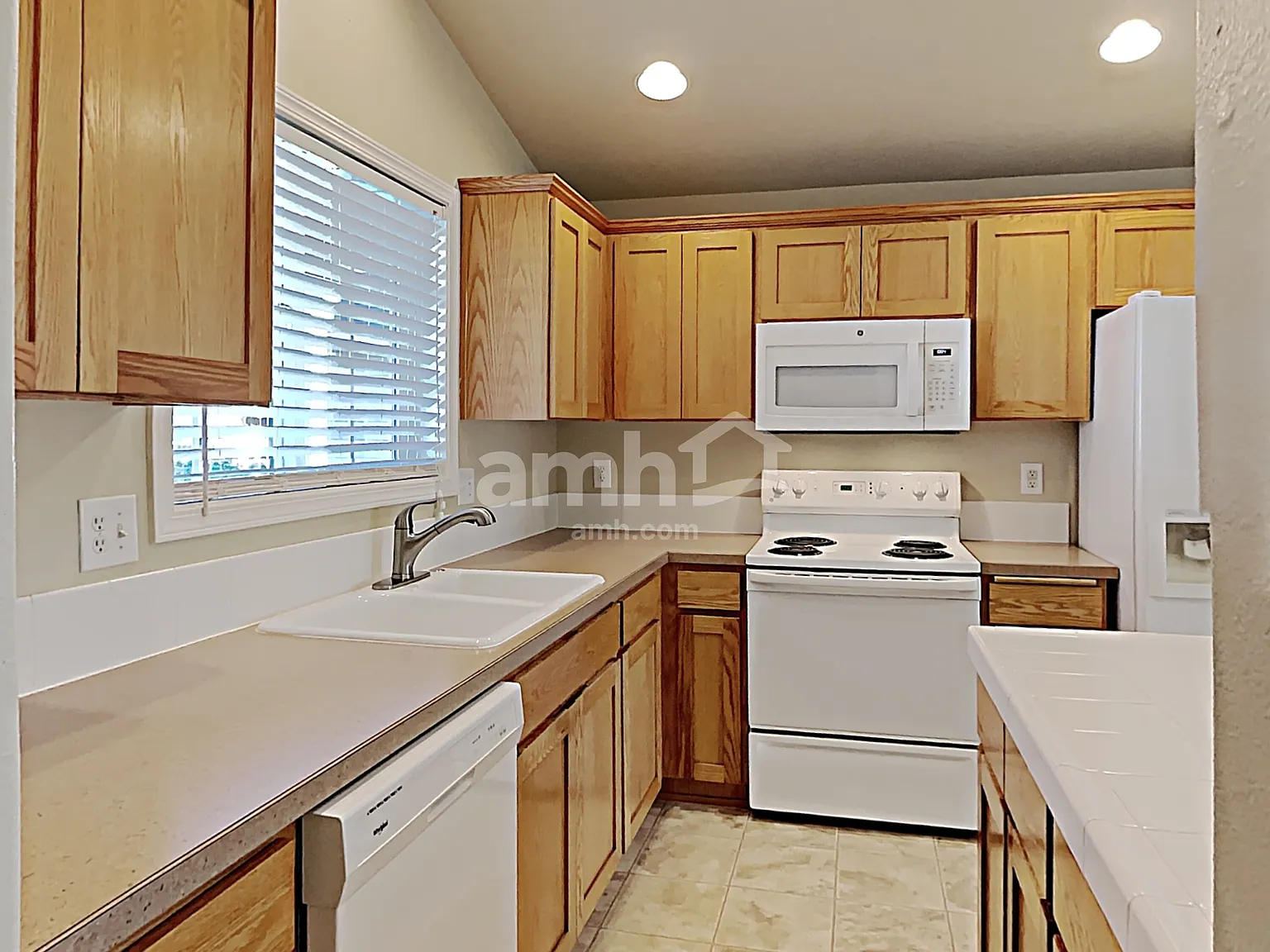 3 bed, 2.0 bath, 1225 sqft, $2,350 — Photo 3