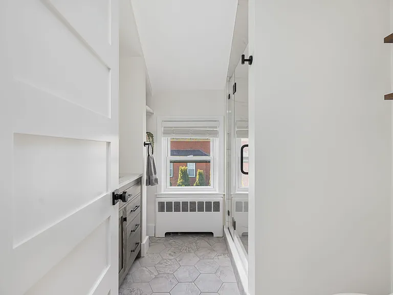 4 Vaughan Ave — Photo 11