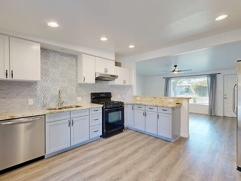 4537 E Devonshire Ave — Photo 9