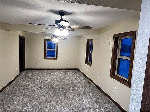 4th image of 103 E Logan St