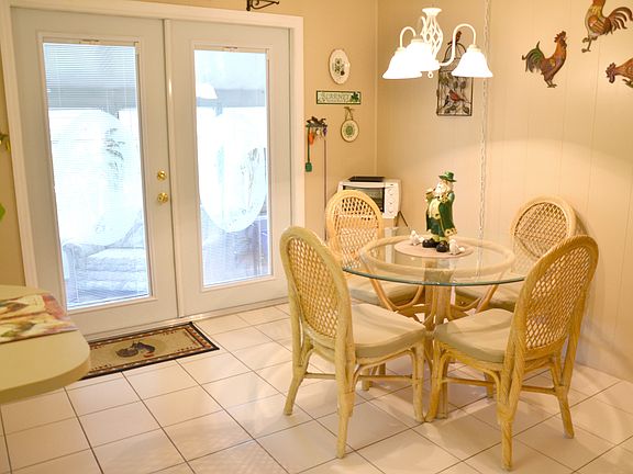 3rd image of 315 NE Moonstone Dr
