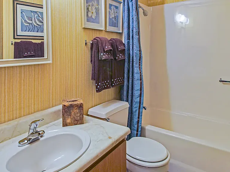 Oakwood Park Apartments — Photo 13