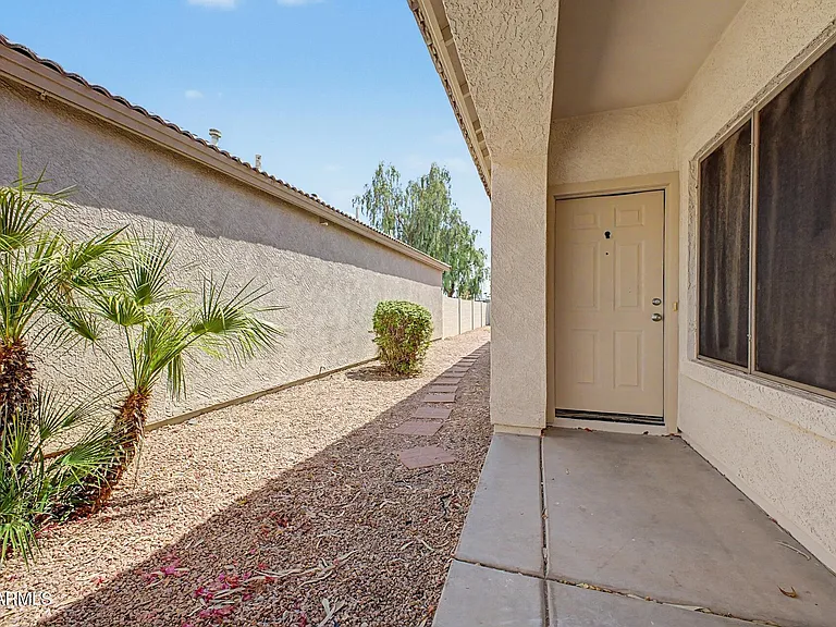 635 W Colt Rd — Photo 2