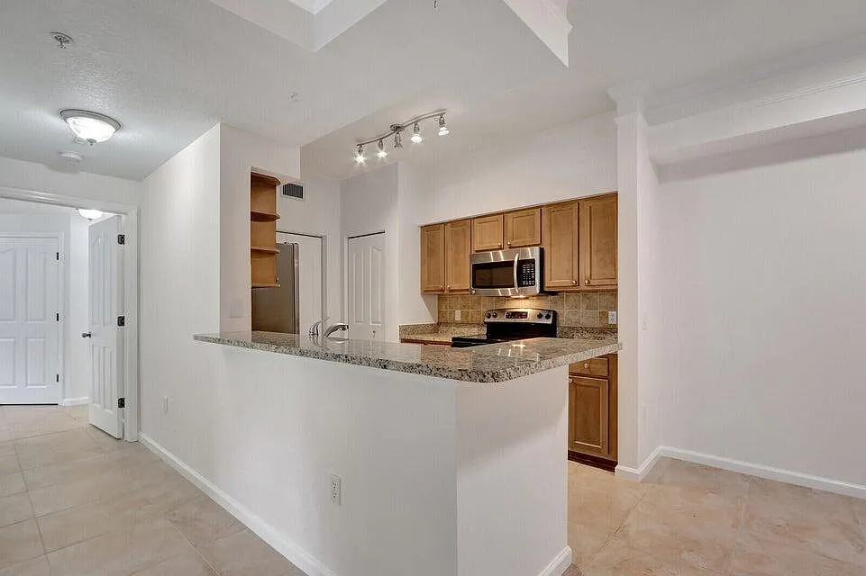 3 bed, 2.0 bath, 1348 sqft, $2,700 — Photo 2