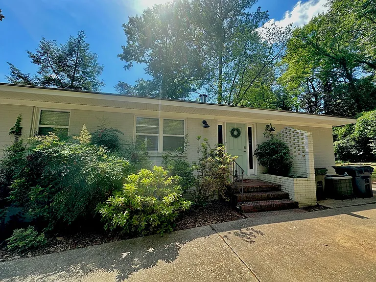 560 Sherwood Dr — Photo 2
