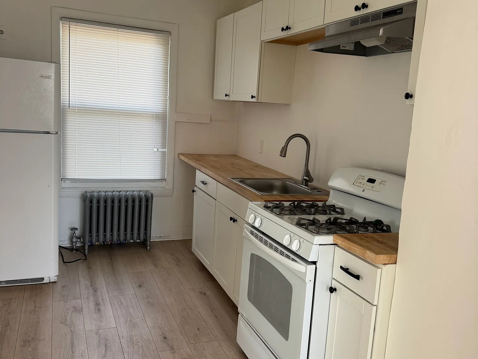 3 bed, 1100 sqft, $2,200 — Photo 3