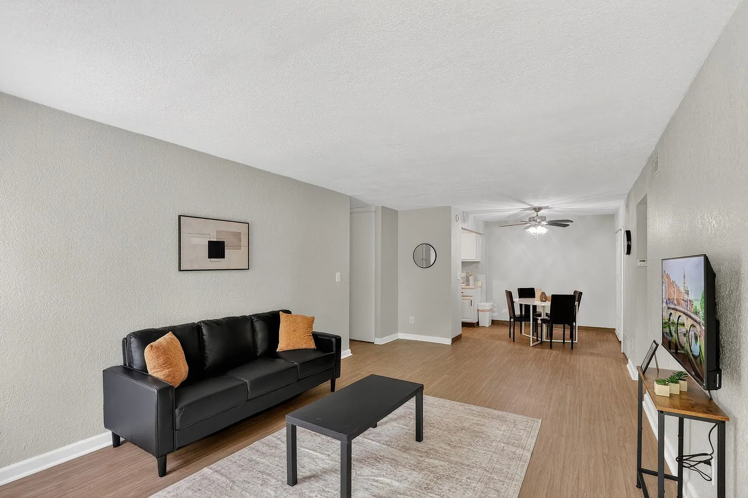 2 bed, 1.0 bath, 9913 sqft, $2,310 — Photo 2