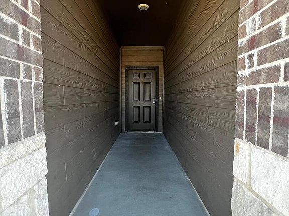 4th image of 904 ARMADILLO DR