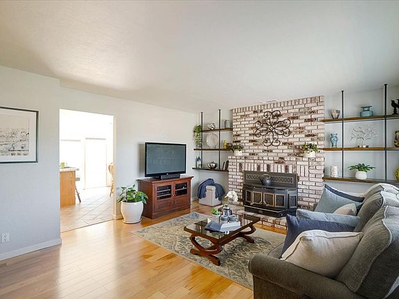 3rd image of 28 Gosford Ct