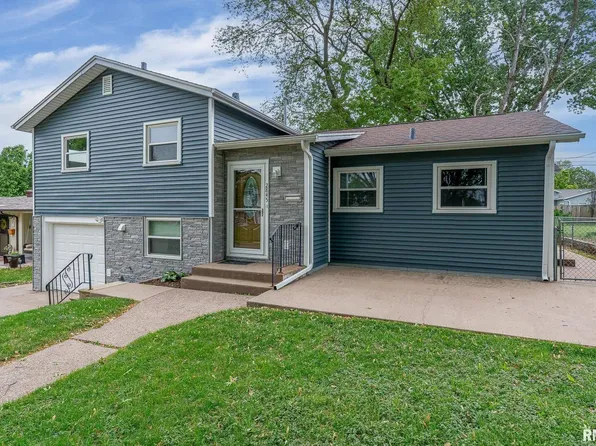 2845 Washington Ln, Davenport, IA 52804