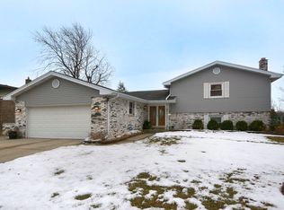 1523 E Crabtree Dr, Arlington Heights, IL 60004