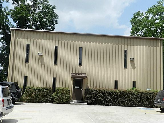 Approx 3000 Sq ft in rear of property with large parking lot