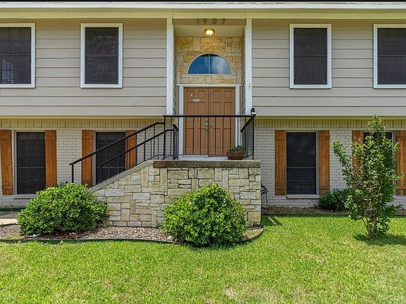 3rd image of 1907 Forestwood Dr