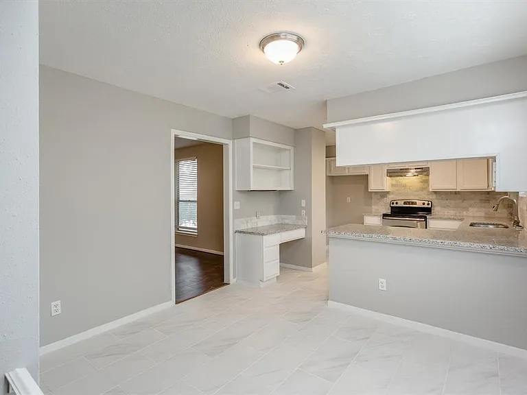 2715 Colony Dr — Photo 6