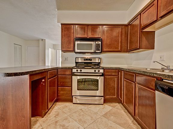 3rd image of 2113 W Hartford Ave