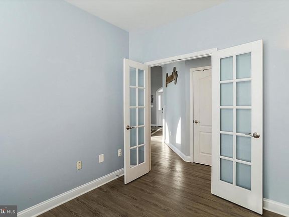 5th image of 1073 Hallmark Dr