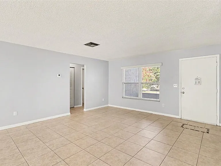 10157 Bluff Ct — Photo 5