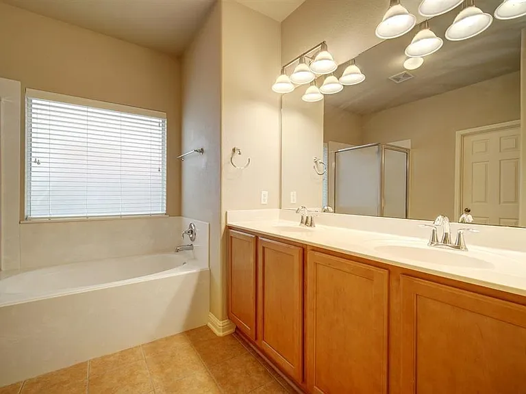 1696 Stonehaven Ln — Photo 18