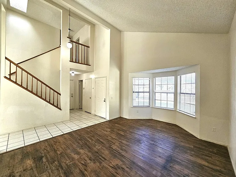 24657 Carolyn Ave — Photo 4