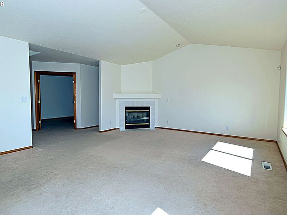 5th image of 3907 NE 35th Cir