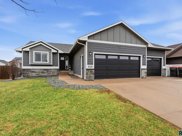 609 Legendary Dr, Harrisburg, SD 57032
