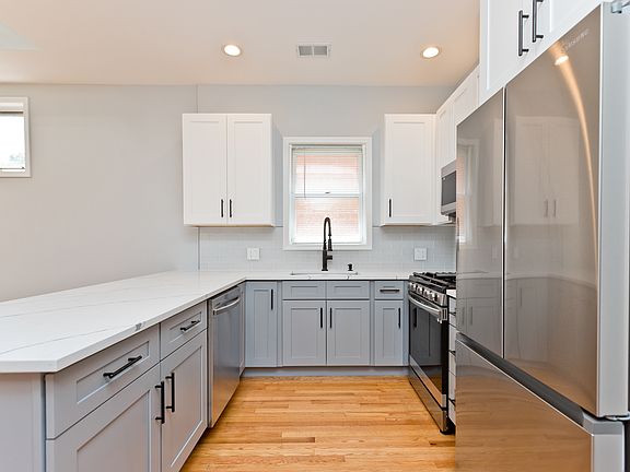 3rd image of 2338 N Greenview Ave #3