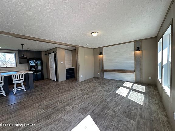 5th image of 115 E Maple St