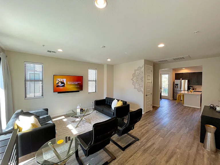 2090 S Dorsey Ln #1033 — Photo 1