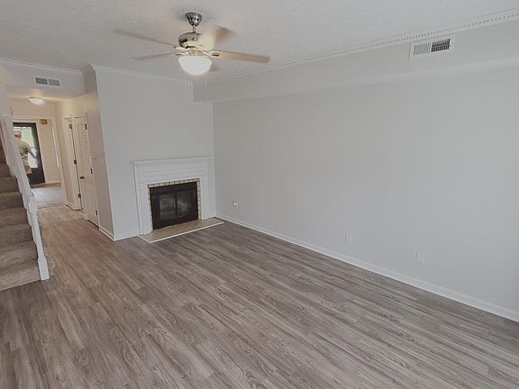2nd image of 301 Hickory Pl
