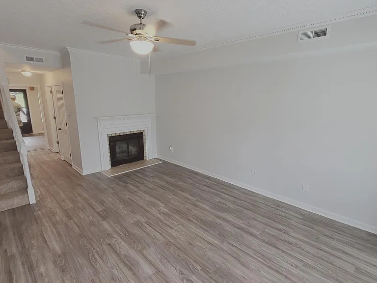 301 Hickory Pl — Photo 2