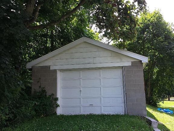 1-1/2 Car Garage