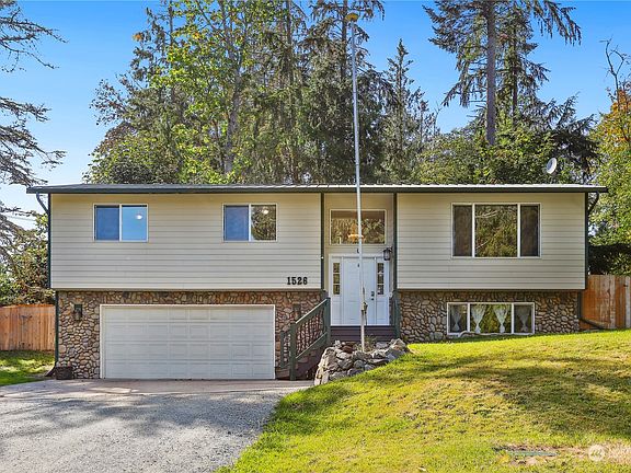 2nd image of 1526 Lake Drive