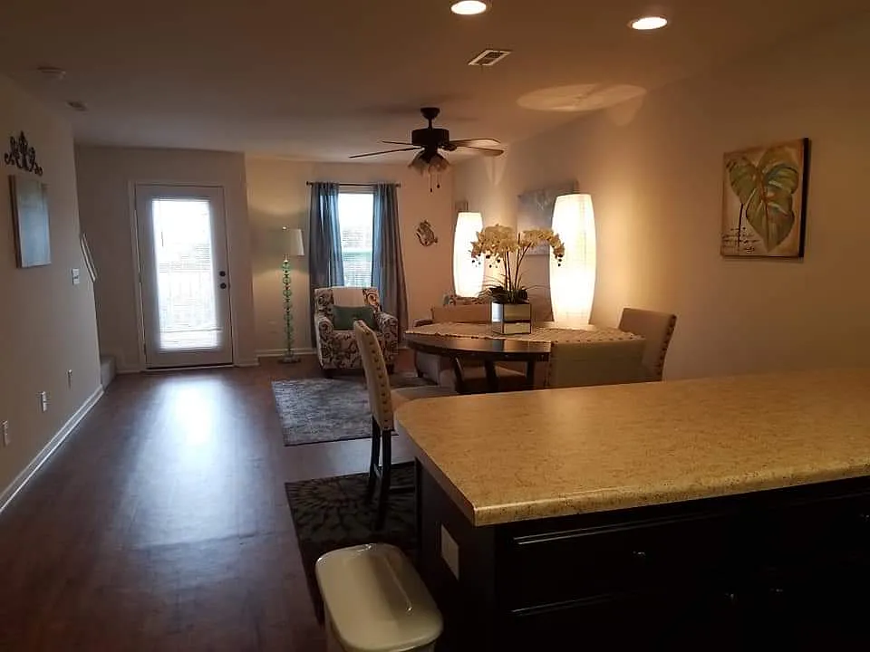 2 bed, 2.5 bath, 1200 sqft, $1,400 — Photo 2