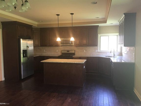 3rd image of 62896 Franklin Park Dr