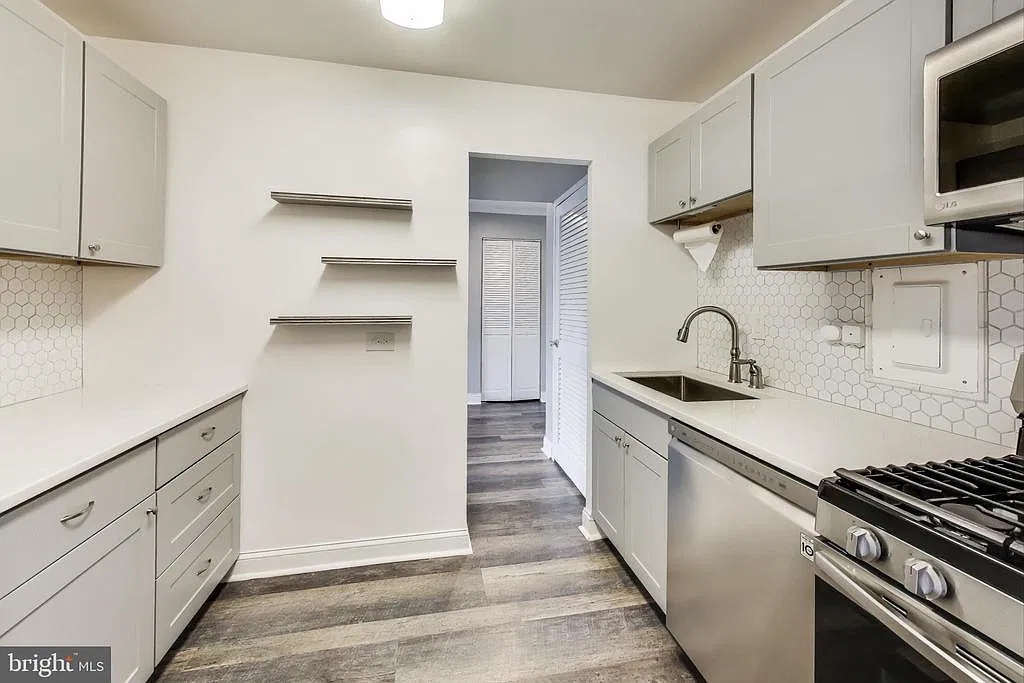 2 bed, 1.0 bath, 849 sqft, $2,300 — Photo 1