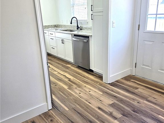4th image of 409 Gower St