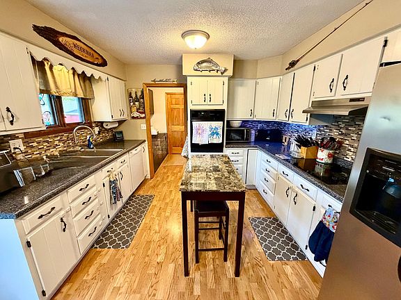 5th image of 909 2nd St NE