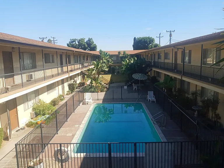 053 - Rosemont Apartments — Photo 2