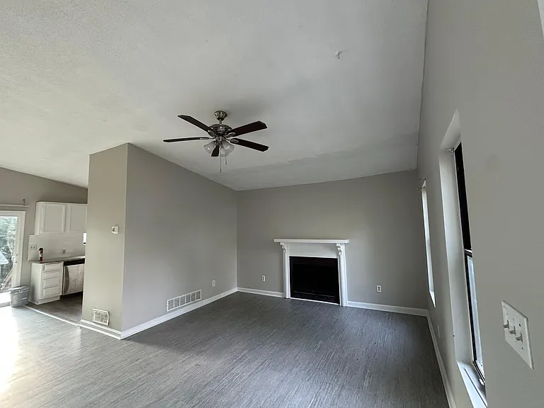 2120 Pinetree Dr #2 — Photo 3