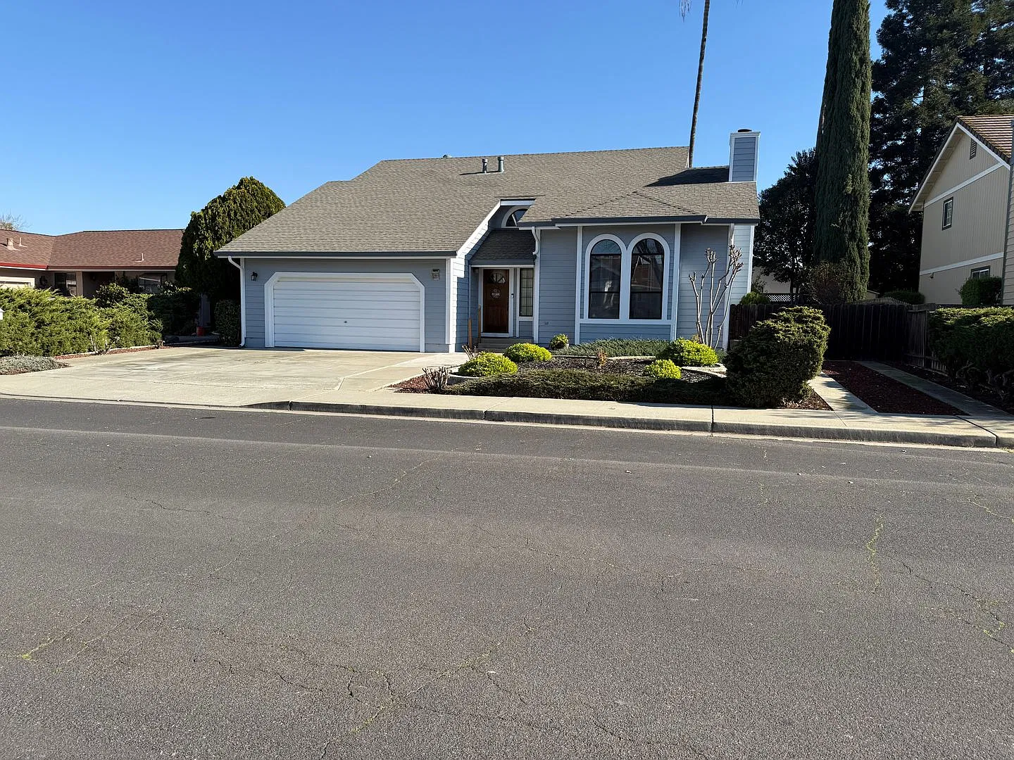Remarkable Neighborhood Of Custom Homes! 2 Bed 2.5 Bath Located In Central Brentwood Location Wit... — Photo 3