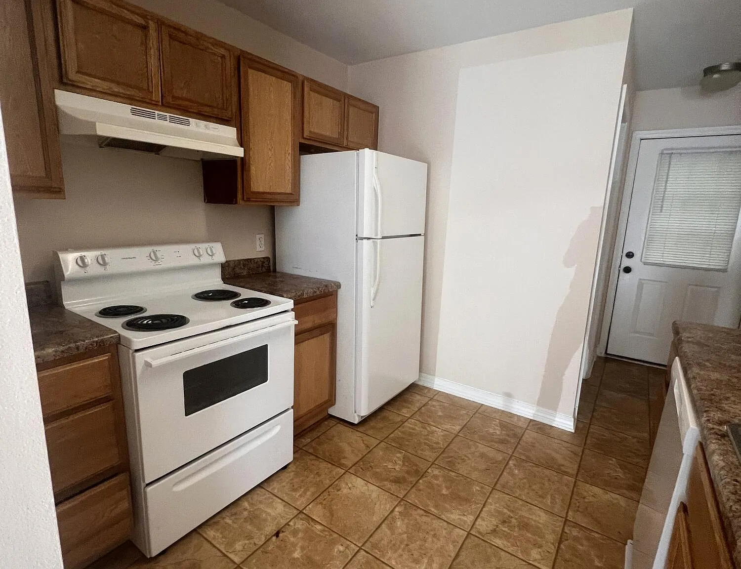 2 bed, 1.5 bath, 1037 sqft, $975 — Photo 4