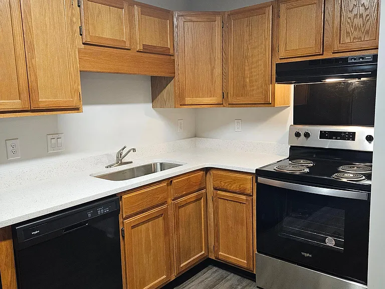 Redwood Park Apartments — Photo 19