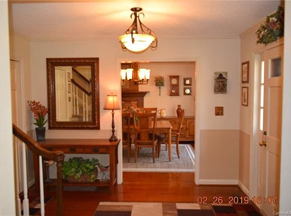 4th image of 810 Chesterfield Cres