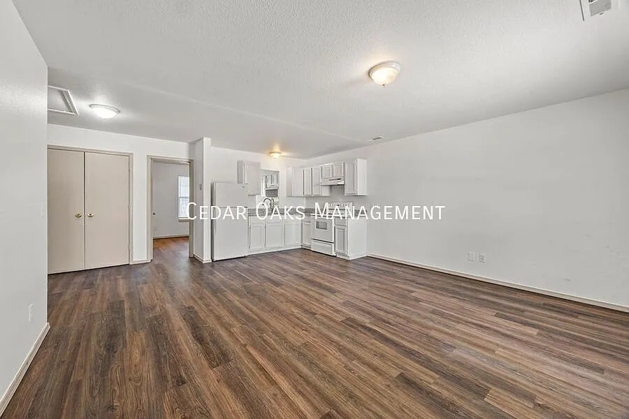 3 Bedroom Duplex With Open Living Area - Move In Promotion (Up To 1/2 Off First Months Rent Upon ... — Photo 3