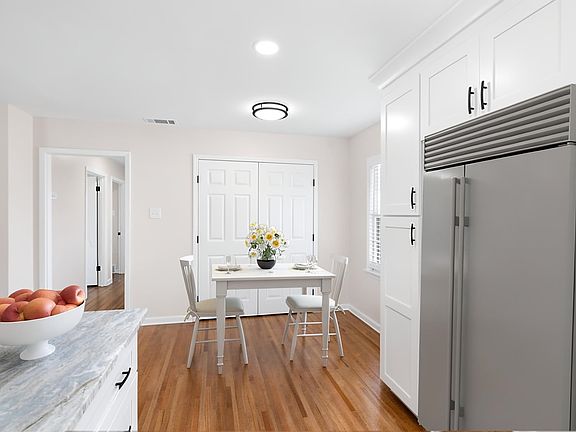 4th image of 556 Herzl St