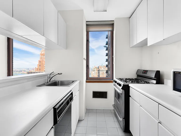 235 E 40th St #30G — Photo 5