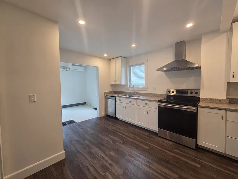 10 Highland St — Photo 3