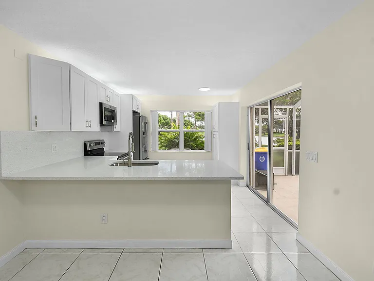 2442 SW Danbury Ln — Photo 15