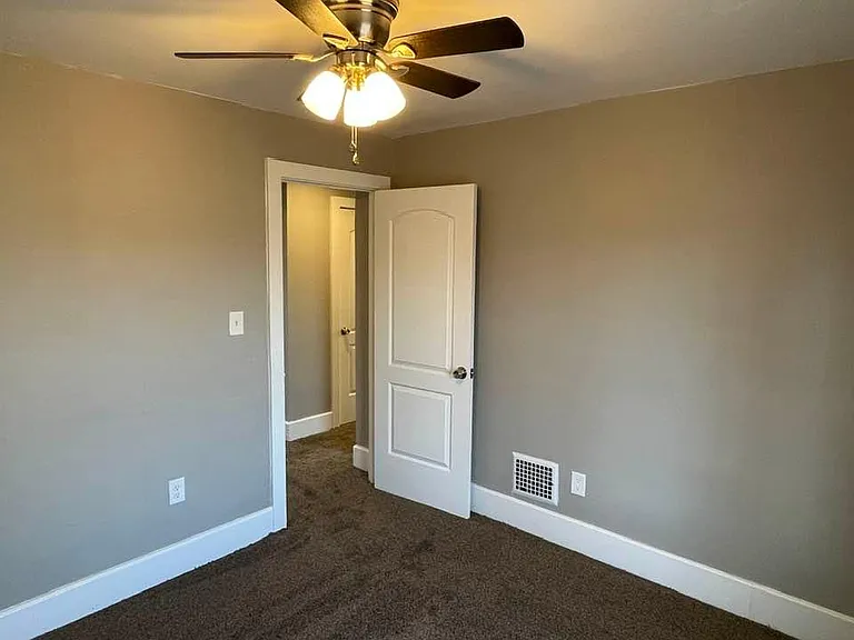 140 S Eureka Ave — Photo 17
